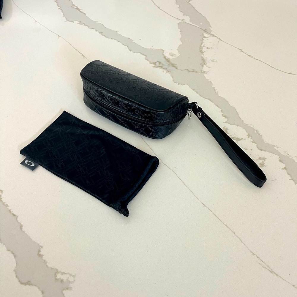 Oakley Authentic Black clam shell eye glass Wristlet with dust bag Pouch